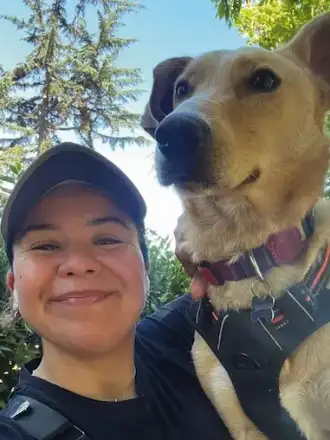 Cuidador de Snup con un perro durante un paseo