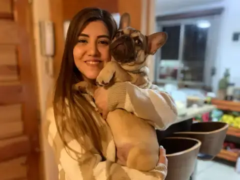 Cuidador de Snup con un perro pequeño en brazos